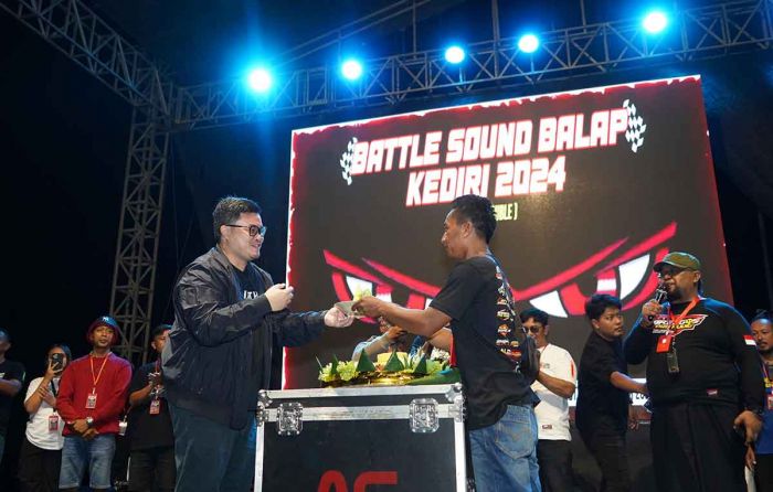 Ribuan Massa Sambut Kedatangan Mas Dhito saat Battle Sound Horeg Ribuan Massa Sambut Kedatangan Mas Dhito saat Battle Sound Horeg