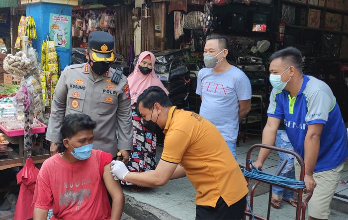 Blusukan ke Pasar, Kapolresta Sidoarjo Berburu Masyarakat yang Belum Divaksin Blusukan ke Pasar, Kapolresta Sidoarjo Berburu Masyarakat yang Belum Divaksin
