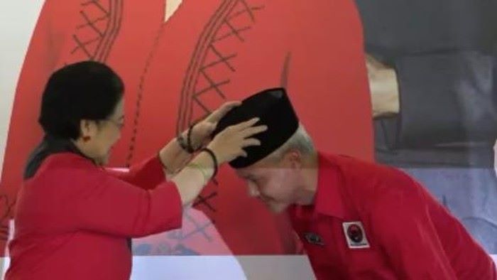 Mega Umumkan Resmi Ganjar Capres PDIP 2024 di Istana Batu Tulis, Disebut sebagai Petugas Partai Mega Umumkan Resmi Ganjar Capres PDIP 2024 di Istana Batu Tulis, Disebut sebagai Petugas Partai