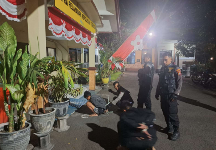 Hendak Bubarkan Balap Liar, Polisi Justru Tangkap Gangster Bersajam di Surabaya