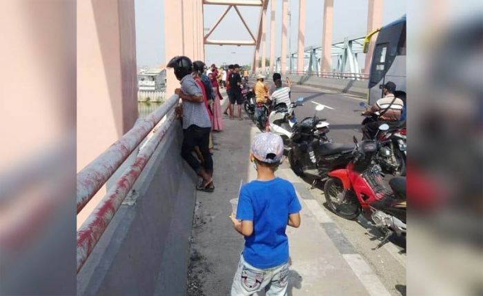 Diduga Bunuh Diri, Seorang Warga Lompat dari atas Jembatan Sembayat Manyar Diduga Bunuh Diri, Seorang Warga Lompat dari atas Jembatan Sembayat Manyar