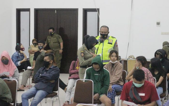 Belasan Pasangan Bukan Suami Istri di Blitar Terciduk Razia Rumah Kos Belasan Pasangan Bukan Suami Istri di Blitar Terciduk Razia Rumah Kos