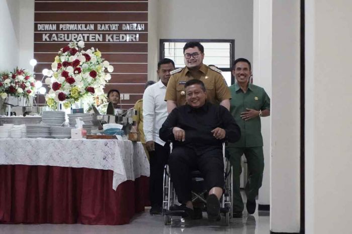 Mas Dhito Dorong Kursi Roda Ketua DPRD Kabupaten Kediri Memasuki Ruangan Sidang Mas Dhito Dorong Kursi Roda Ketua DPRD Kabupaten Kediri Memasuki Ruangan Sidang