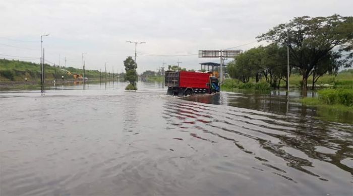 Banjir Hingga 50 Cm Tutup Jalan Raya Porong, Arus Lalu Lintas Dialihkan