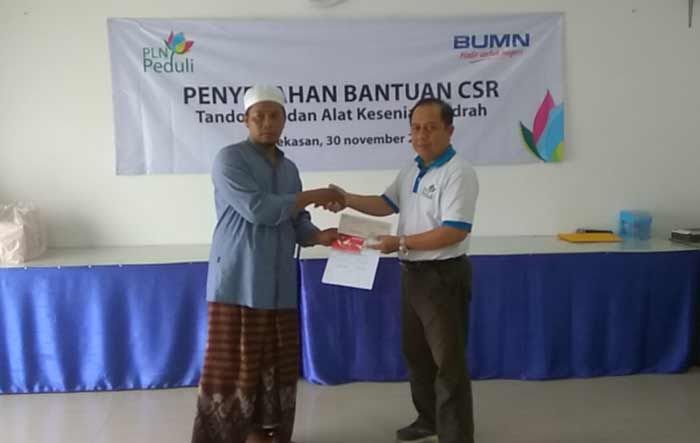 Peduli Masyarakat dan Lingkungan, PLN Area Pamekasan Bagikan Tandon dan Tanam 125 Pohon Peduli Masyarakat dan Lingkungan, PLN Area Pamekasan Bagikan Tandon dan Tanam 125 Pohon