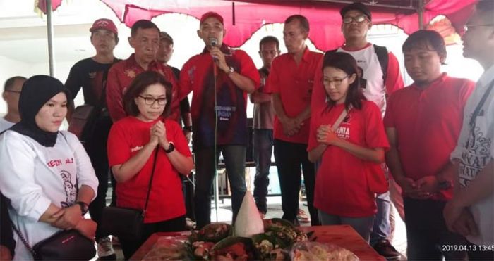 Indah Kurnia Akhiri Kampanye dengan Doa 2 Agama dan Potong Tumpeng Indah Kurnia Akhiri Kampanye dengan Doa 2 Agama dan Potong Tumpeng
