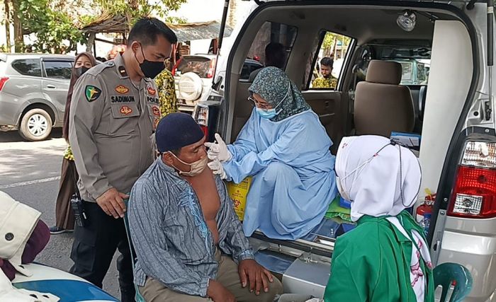 Anggota Polresta Banyuwangi Vaksinasi Para Pendemo Anggota Polresta Banyuwangi Vaksinasi Para Pendemo