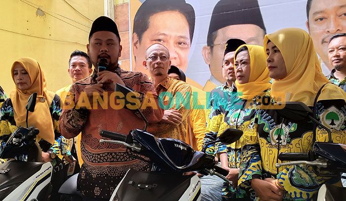 Hadir di Syukuran HUT ke-58 Golkar, Bupati Gresik Serahkan 13 Kendaraan Operasional Hadir di Syukuran HUT ke-58 Golkar, Bupati Gresik Serahkan 13 Kendaraan Operasional