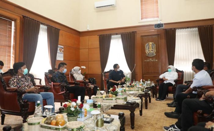 Gubernur Khofifah Terima Audiensi AMSI Jatim Jelang Pelantikan Pengurus Baru Gubernur Khofifah Terima Audiensi AMSI Jatim Jelang Pelantikan Pengurus Baru