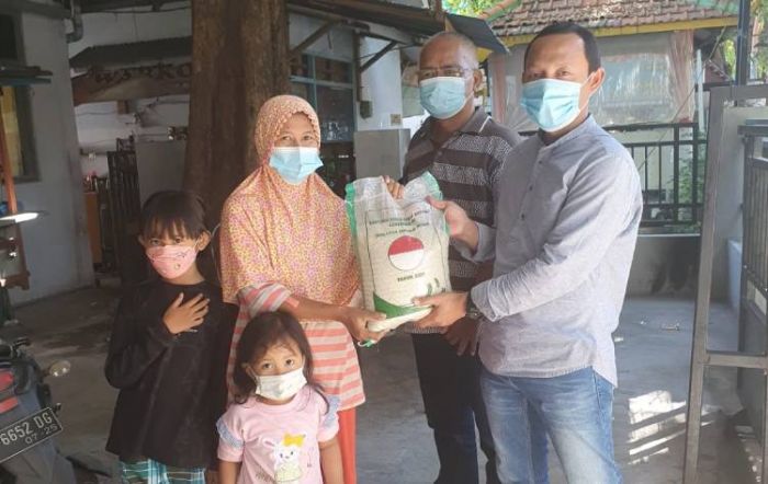 Gandeng Bupati Gus Yani dan Wabup Bu Min, KWG Salurkan Bantuan Beras untuk Warga Terdampak Covid-19 Gandeng Bupati Gus Yani dan Wabup Bu Min, KWG Salurkan Bantuan Beras untuk Warga Terdampak Covid-19