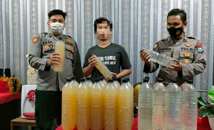 Gelar Razia, Satsamapta Polres Mojokerto Kota Temukan 24 Botol Miras Tanpa Izin Gelar Razia, Satsamapta Polres Mojokerto Kota Temukan 24 Botol Miras Tanpa Izin