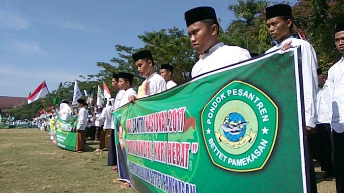 Peringati HSN 2017, Ribuan Santri Pamekasan Apel dan Kirab Peringati HSN 2017, Ribuan Santri Pamekasan Apel dan Kirab
