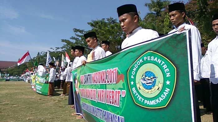 Peringati HSN 2017, Ribuan Santri Pamekasan Apel dan Kirab