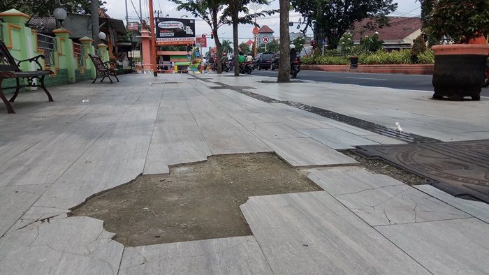 Trotoar Gamalama Mojokerto Rusak, DPUPR Akui Susah Cari Keramik Pengganti Trotoar Gamalama Mojokerto Rusak, DPUPR Akui Susah Cari Keramik Pengganti