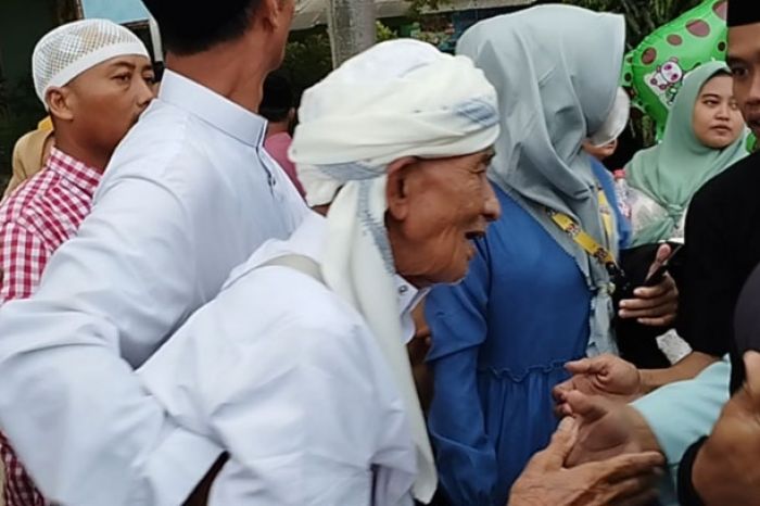 Diiringi Isak Tangis Bahagia, Kakek Harun Jemaah Haji Tertua se-Indonesia Tiba di Pamekasan