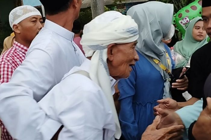 Diiringi Isak Tangis Bahagia, Kakek Harun Jemaah Haji Tertua se-Indonesia Tiba di Pamekasan Diiringi Isak Tangis Bahagia, Kakek Harun Jemaah Haji Tertua se-Indonesia Tiba di Pamekasan