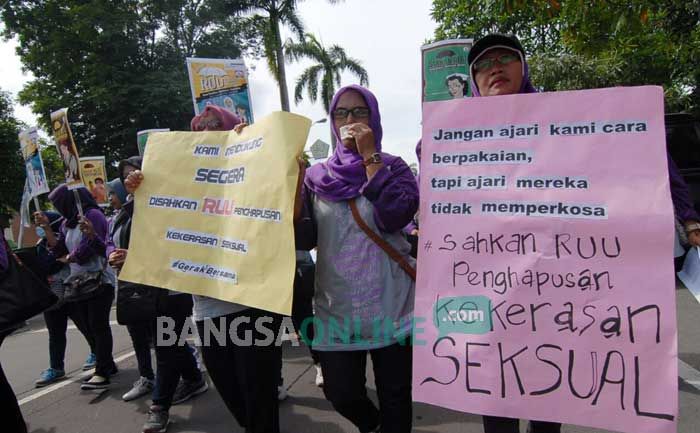 Puluhan Perempuan Jombang Berdemo, Tuntut RUU Penghapusan Kekerasan Seksual Disahkan Puluhan Perempuan Jombang Berdemo, Tuntut RUU Penghapusan Kekerasan Seksual Disahkan