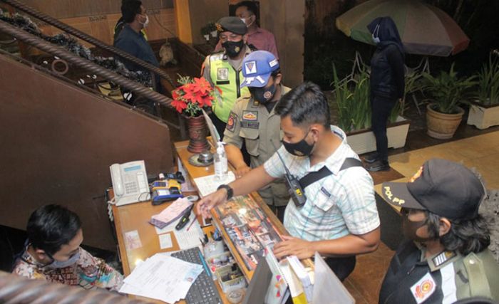 Buru Botoh, Satgas Anti Politik Uang Polres Blitar Kota Mulai Razia Penginapan Buru Botoh, Satgas Anti Politik Uang Polres Blitar Kota Mulai Razia Penginapan