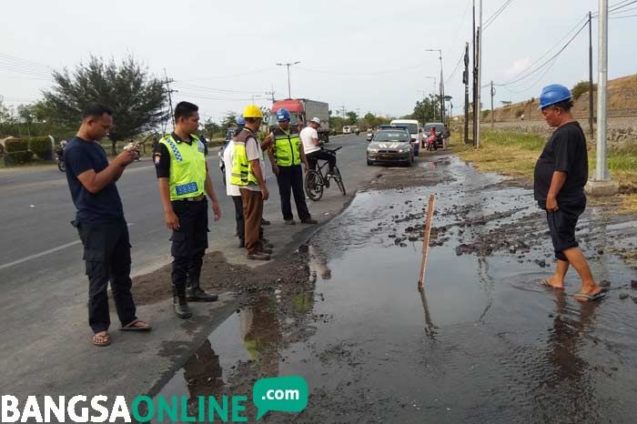 Pipa PDAM di Jalan Raya Porong Jebol