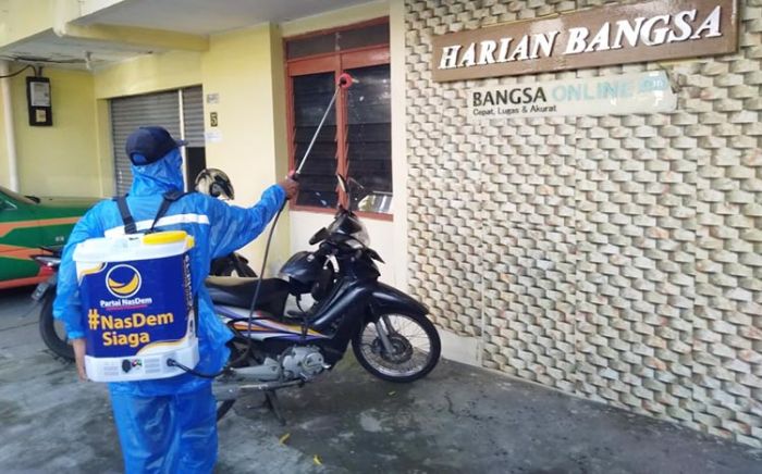 NasDem Keliling Kantor Berita Semprotkan Disinfektan