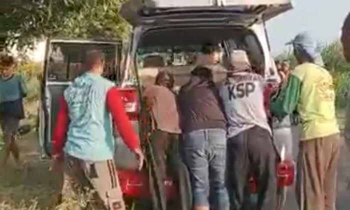 Diduga Jadi Korban Pembegalan, Seorang Pemuda Ditemukan Bersimbah Darah di Kediri Diduga Jadi Korban Pembegalan, Seorang Pemuda Ditemukan Bersimbah Darah di Kediri