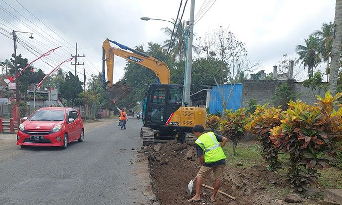 Dinas PUCKPP Banyuwangi Perbaiki Jalan di Siliragung