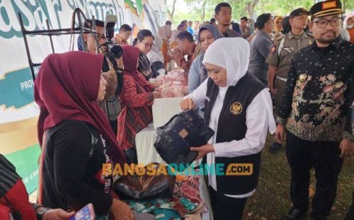 Gubernur Khofifah Tinjau Pasar Murah di Nganjuk, Sembako Dijual di Bawah Harga Pasar Gubernur Khofifah Tinjau Pasar Murah di Nganjuk, Sembako Dijual di Bawah Harga Pasar
