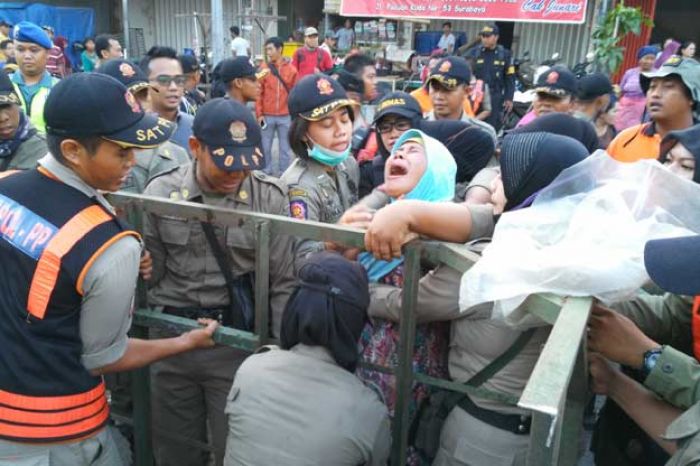 Sempat Diwarnai Penolakan, Polsek Sawahan Kawal Penertiban Pasar Pacuan Kuda Sempat Diwarnai Penolakan, Polsek Sawahan Kawal Penertiban Pasar Pacuan Kuda