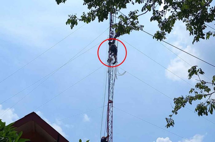 Hendak Perbaiki Antena, Seorang Teknisi di Sidoarjo Tewas Gelantungan Hendak Perbaiki Antena, Seorang Teknisi di Sidoarjo Tewas Gelantungan