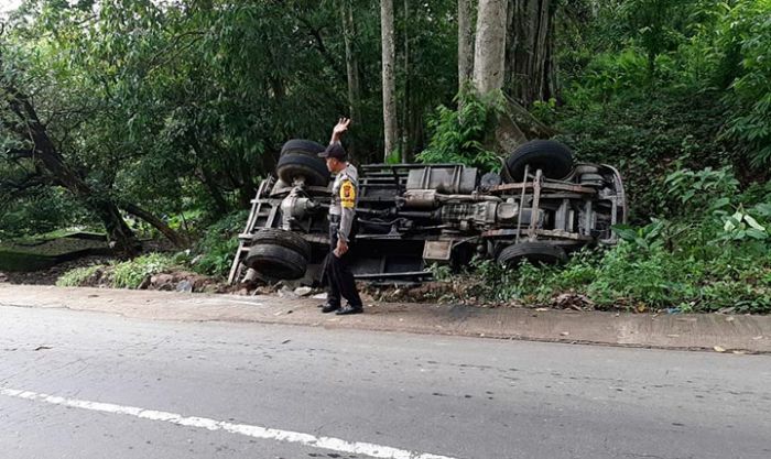 Tak Kuat Menanjak, Truk Bermuatan Batu di Ngawi Terguling