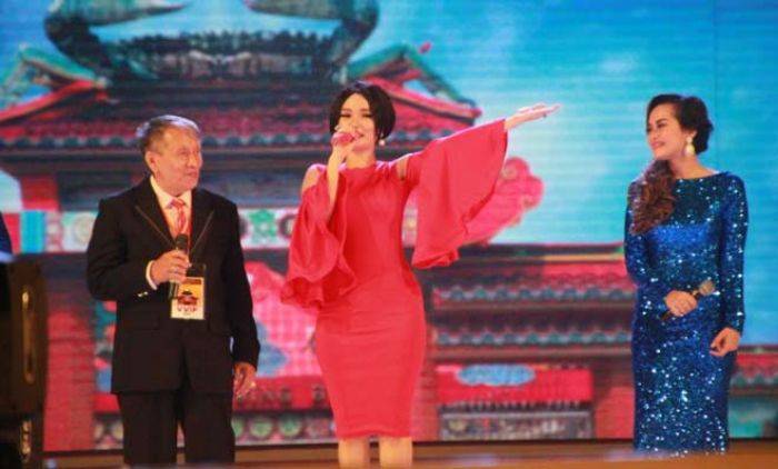 Zaskia Gotik Meriahkan Ulang Tahun Yang Mulia Konco Kwan Sing Tee Koen ke-1854 di Klenteng Tuban Zaskia Gotik Meriahkan Ulang Tahun Yang Mulia Konco Kwan Sing Tee Koen ke-1854 di Klenteng Tuban