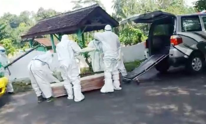 Meninggal Bakar Diri, Pria di Blitar Dimakamkan Sesuai Protap Corona Karena Datang dari Zona Merah Meninggal Bakar Diri, Pria di Blitar Dimakamkan Sesuai Protap Corona Karena Datang dari Zona Merah