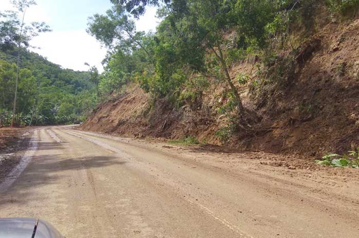 Jalur Nasional Pacitan-Trenggalek Masih Banyak Lubang dan Lelehan Lumpur Jalur Nasional Pacitan-Trenggalek Masih Banyak Lubang dan Lelehan Lumpur