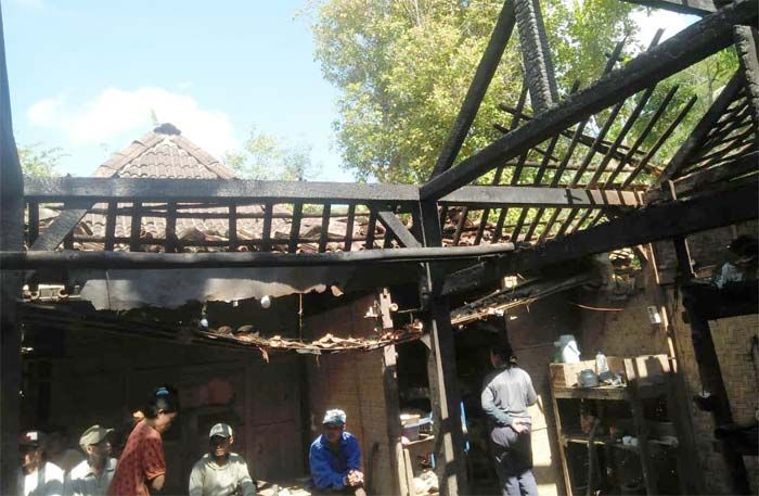 Rumah di Nawangan Pacitan Terbakar, Dapur Hangus Jadi Abu Rumah di Nawangan Pacitan Terbakar, Dapur Hangus Jadi Abu