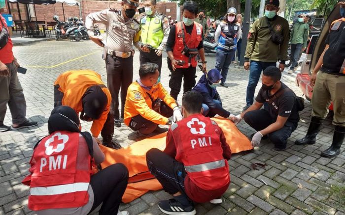 Diduga Serangan Jantung, Driver Ojol Meninggal Saat Tunggu Orderan di Depan Resto Jalan Jemursari Diduga Serangan Jantung, Driver Ojol Meninggal Saat Tunggu Orderan di Depan Resto Jalan Jemursari