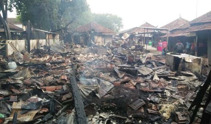 Korban Kebakaran Pasar Legi Jombang Bersihkan Sisa-sisa Kios, Berharap Perhatian Pemerintah Korban Kebakaran Pasar Legi Jombang Bersihkan Sisa-sisa Kios, Berharap Perhatian Pemerintah