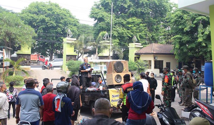 Persoalkan Hasil Tes Penjaringan Perangkat Desa, Puluhan Warga Datangi Kantor Kecamatan Gempol Persoalkan Hasil Tes Penjaringan Perangkat Desa, Puluhan Warga Datangi Kantor Kecamatan Gempol