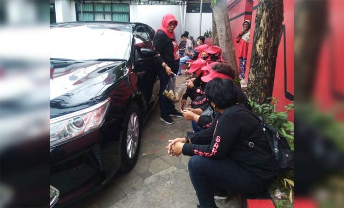 Para Pendukung Whisnu Kecewa Rekomendasi DPP PDIP, Ada yang Pingsan dan Menangis Para Pendukung Whisnu Kecewa Rekomendasi DPP PDIP, Ada yang Pingsan dan Menangis