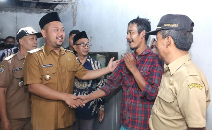 Bupati Gresik Kunjungi Korban Puting Beliung di Desa Wedani dan Gedangkulut Bupati Gresik Kunjungi Korban Puting Beliung di Desa Wedani dan Gedangkulut
