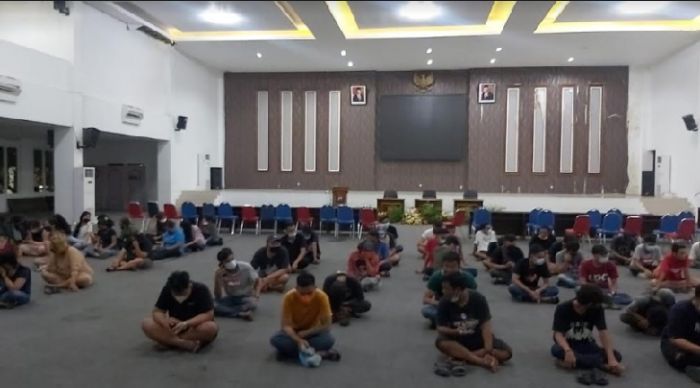 Langgar Jam Buka Malam, 97 Pengunjung dan Pegawai Karaoke Kena Razia Langgar Jam Buka Malam, 97 Pengunjung dan Pegawai Karaoke Kena Razia