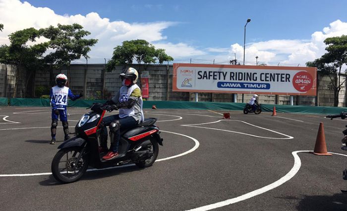 Momen Hari Kartini, Emak-Emak Ikut Safety Riding Bersama Honda MPM Jatim Momen Hari Kartini, Emak-Emak Ikut Safety Riding Bersama Honda MPM Jatim