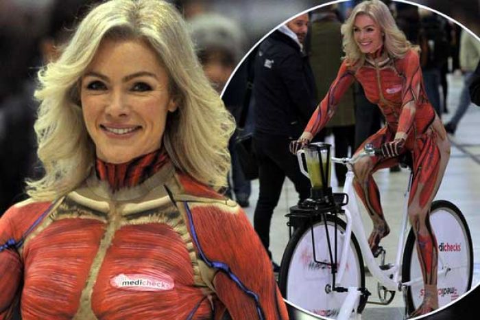 Mantan Model Jetset Nell McAndrew Berlatih sambil Bikin Jus Alpukat di Sepeda Statis