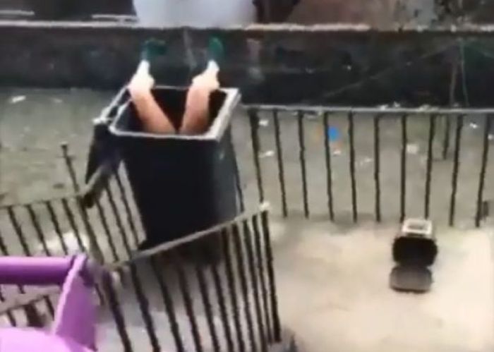 Mabuk, Cewek Ini Nyungsep di Tempat Sampah Mabuk, Cewek Ini Nyungsep di Tempat Sampah
