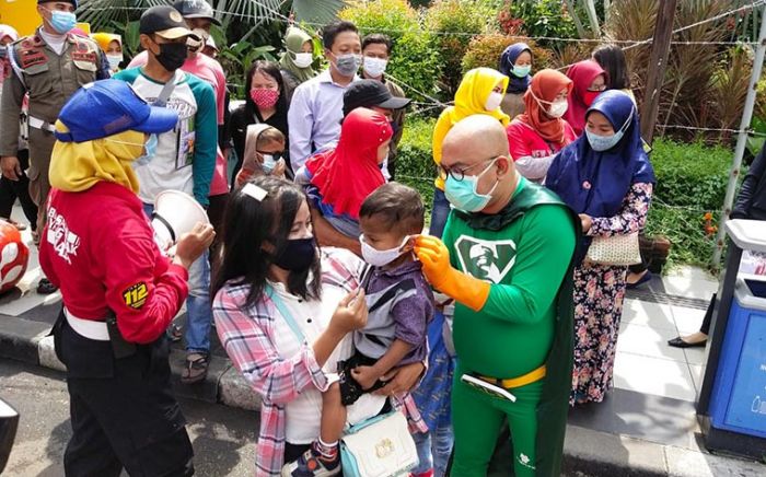 Perut Buncit dan Kepala Plontos, Inilah New Man, Superhero Lawan Covid-19 Kota Surabaya Perut Buncit dan Kepala Plontos, Inilah New Man, Superhero Lawan Covid-19 Kota Surabaya