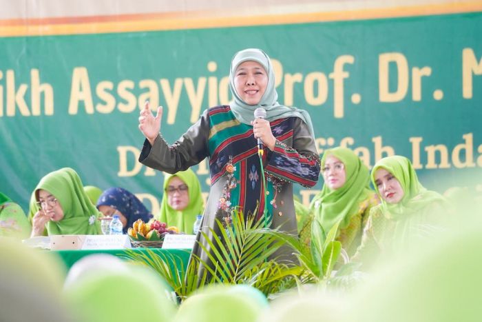 Khofifah Ajak Muslimat NU Jabar Ngaji Tafsir Al-Jailani Bersama Syekh Fadhil Khofifah Ajak Muslimat NU Jabar Ngaji Tafsir Al-Jailani Bersama Syekh Fadhil