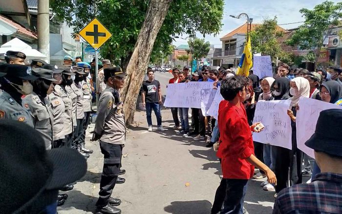 Demo Tolak PPN 12 Persen, Mahasiswa Geruduk DPRD Jombang Demo Tolak PPN 12 Persen, Mahasiswa Geruduk DPRD Jombang
