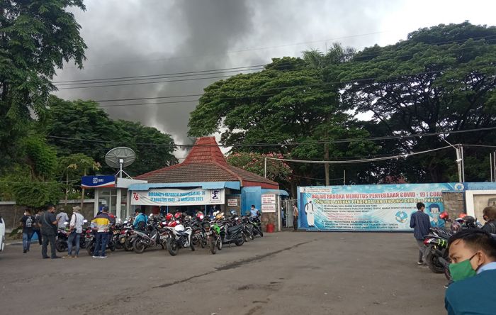 Gudang Limbah Pabrik Tekstil PT Mertex di Mojokerto Terbakar, Sejumlah Karyawan Luka-luka Gudang Limbah Pabrik Tekstil PT Mertex di Mojokerto Terbakar, Sejumlah Karyawan Luka-luka