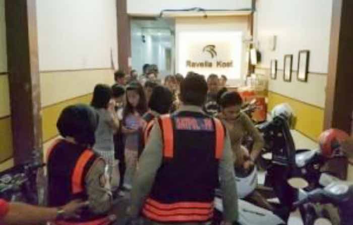Razia Hari Valentine, Petugas Gabungan di Surabaya Amankan 11 Pasangan Mesum Razia Hari Valentine, Petugas Gabungan di Surabaya Amankan 11 Pasangan Mesum