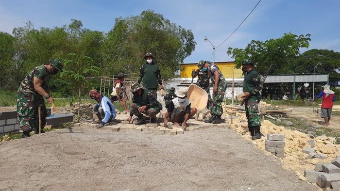 Bantu Warga Perbaiki Jalan Desa, Babinsa Benjeng Diapresiasi Kades Bulurejo Gresik