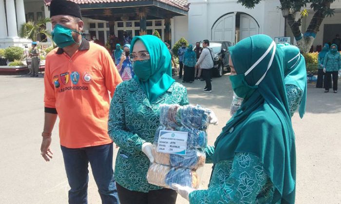 TP PKK Kabupaten Ponorogo Bagikan 100.000 Masker Gratis TP PKK Kabupaten Ponorogo Bagikan 100.000 Masker Gratis